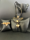 1 triple collier + un bracelet coeur or
